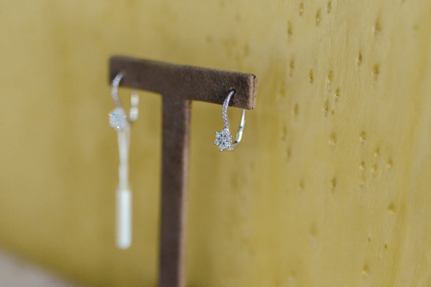 Orecchini pendenti con margherita