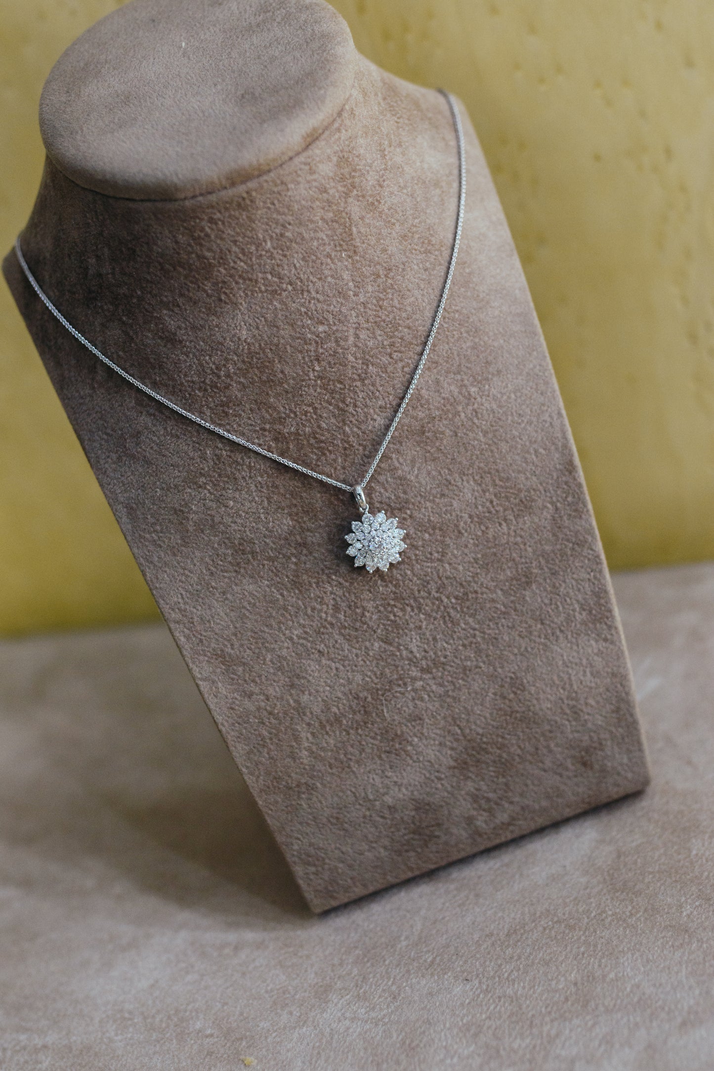 Collana con ciondolo margherita