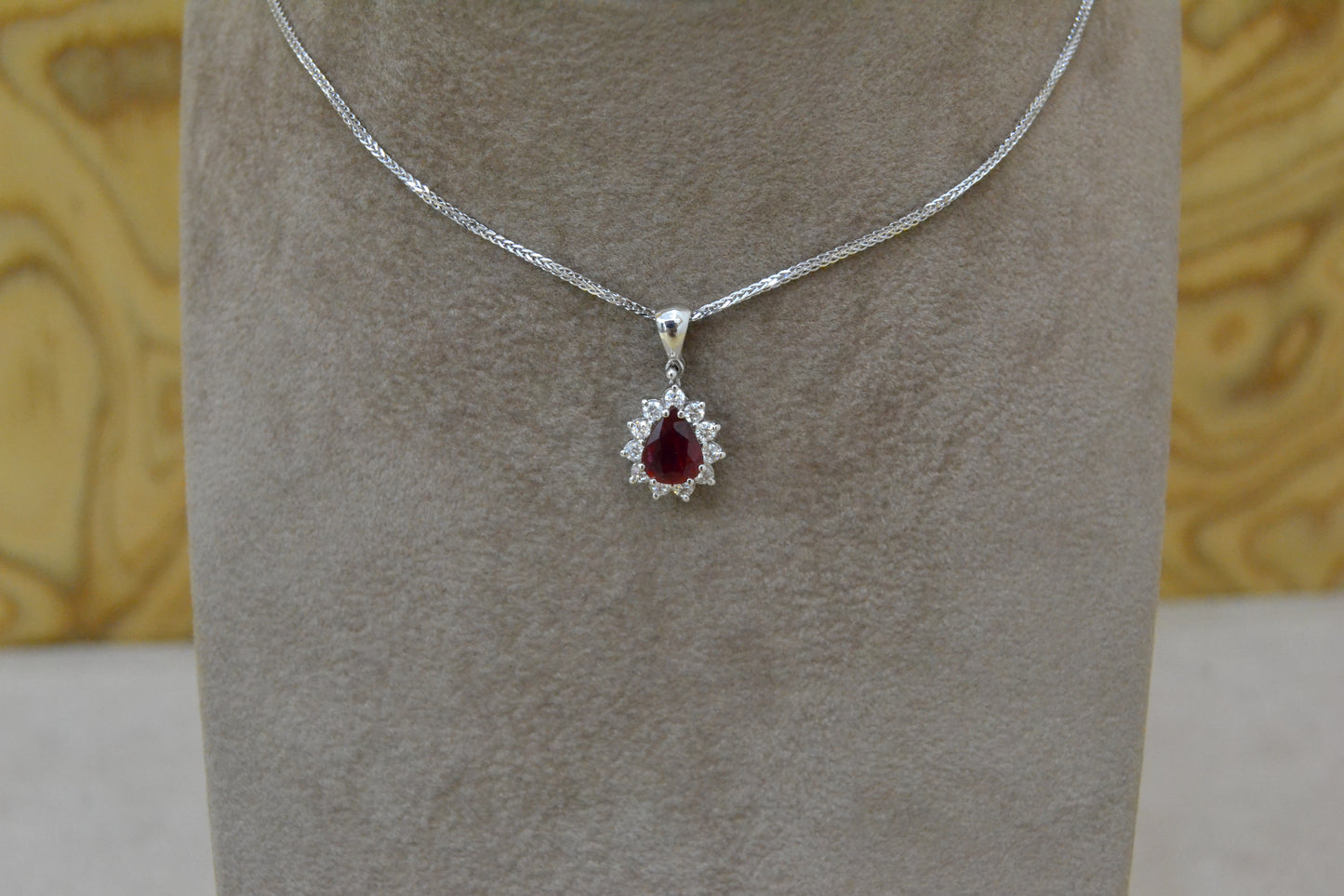 Collana goccia con rubino