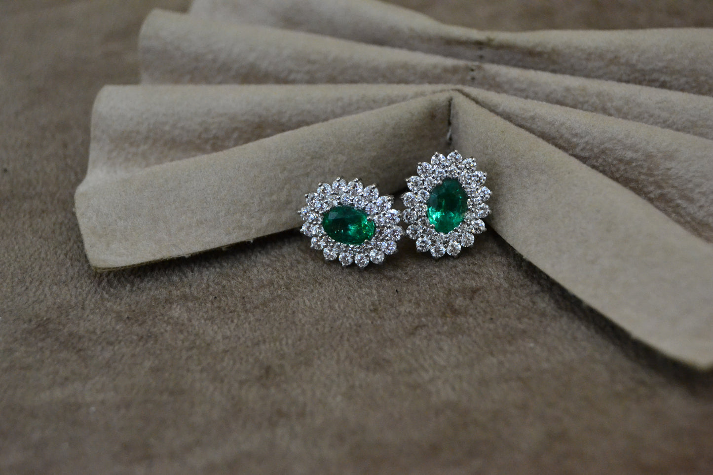 Orecchini con smeraldi e diamanti