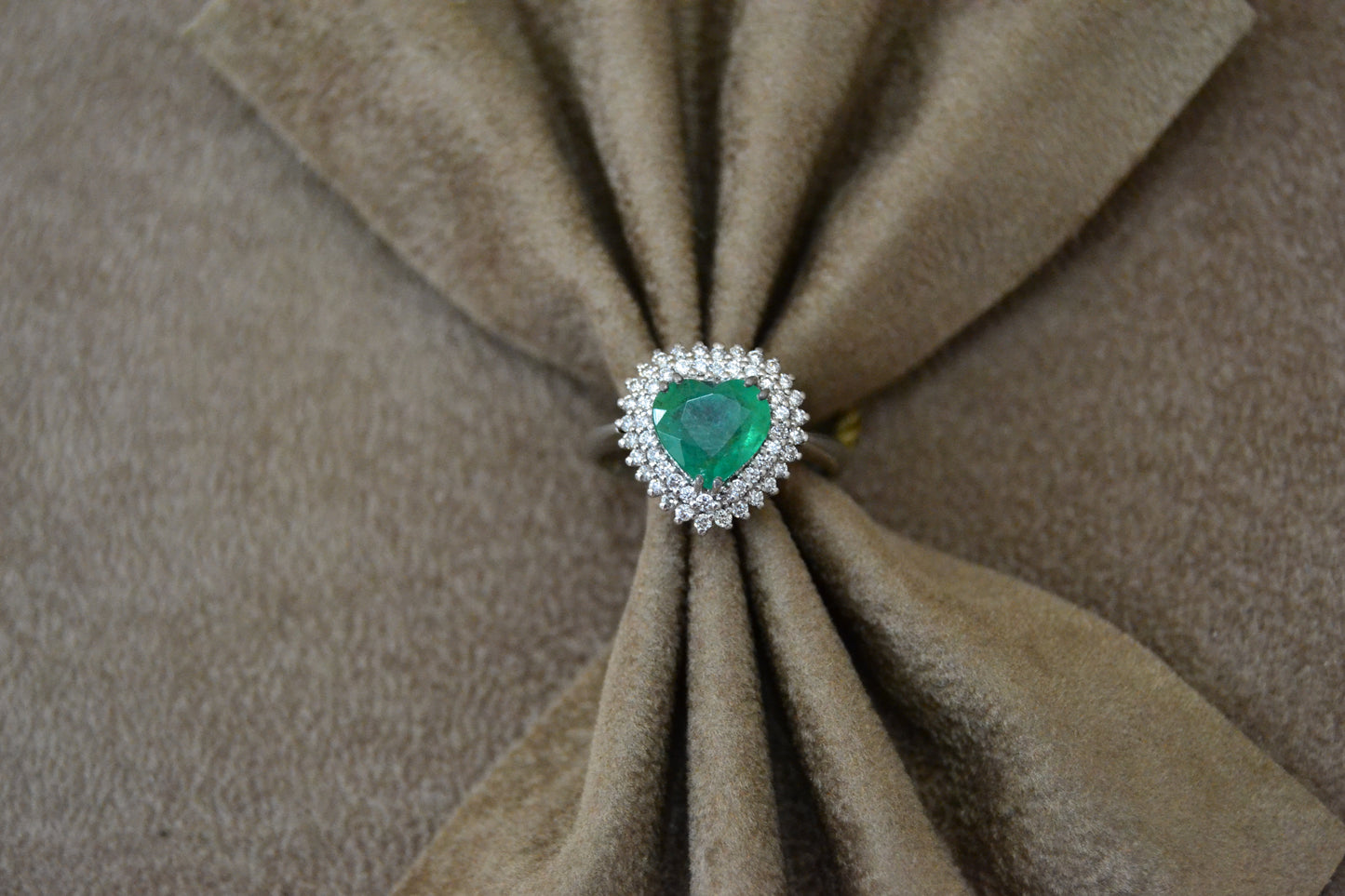 Anello cuore con smeraldo