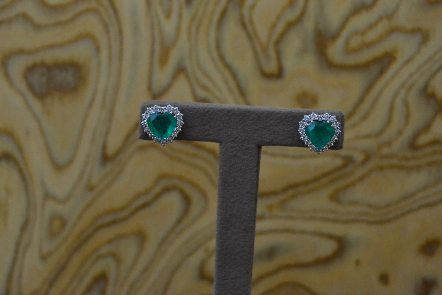Orecchini cuore con smeraldi