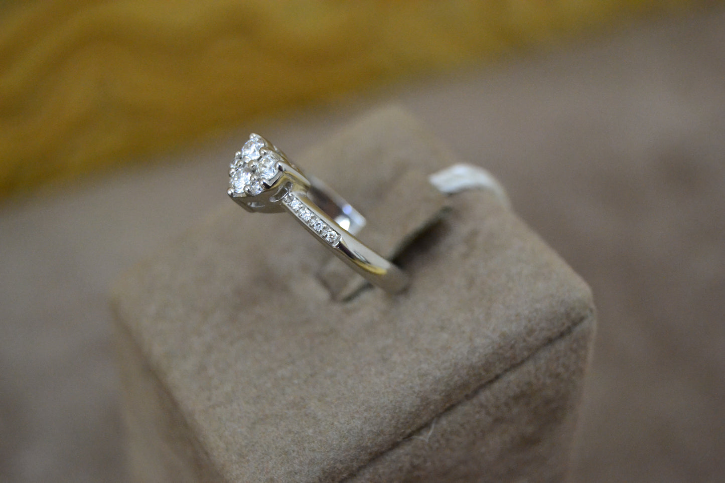 Anello cuore con diamanti