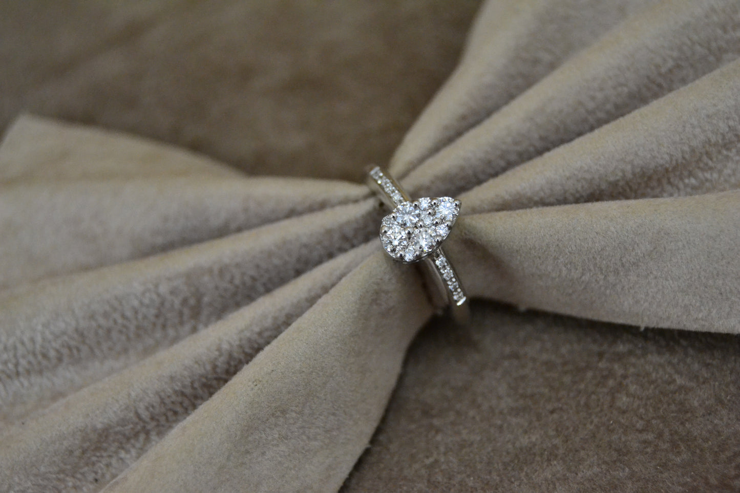Anello goccia