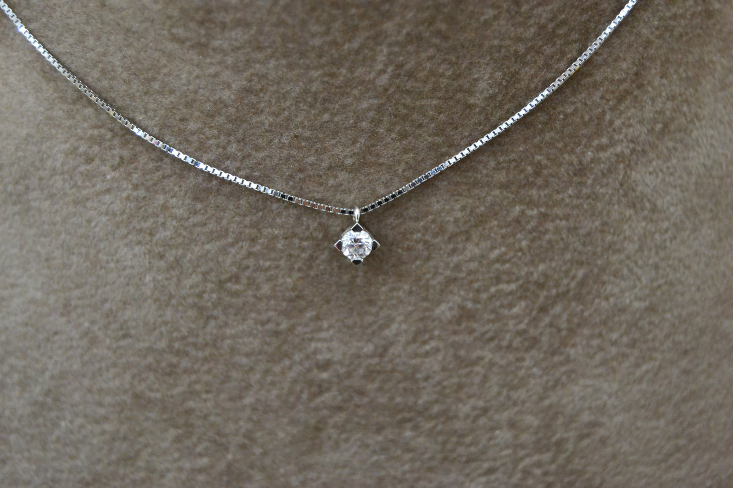 Collana con punto luce