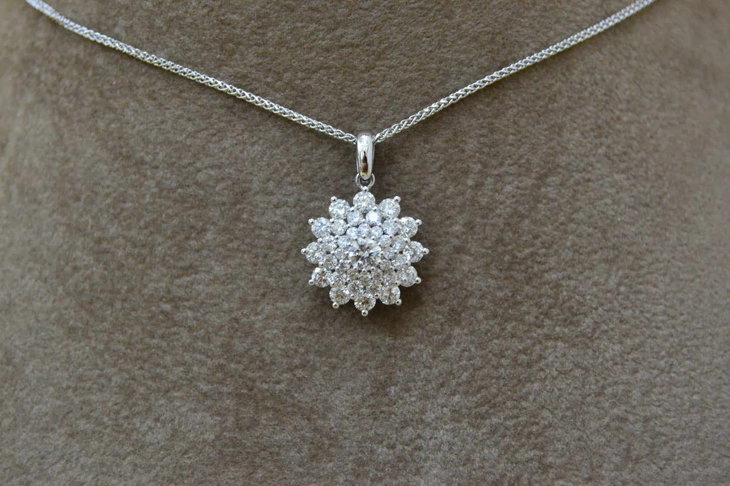 Collana con ciondolo margherita