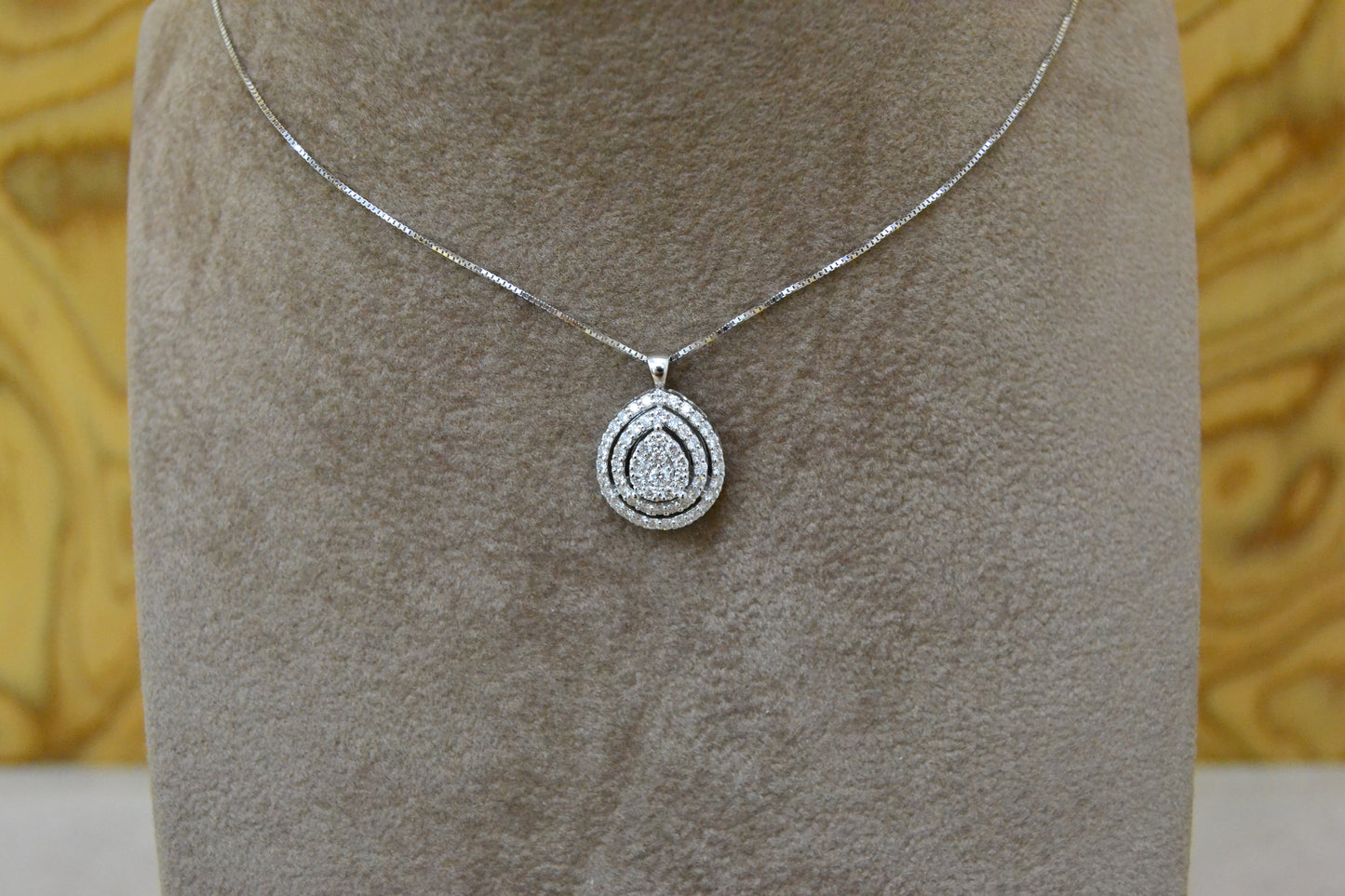 Collana con ciondolo a goccia