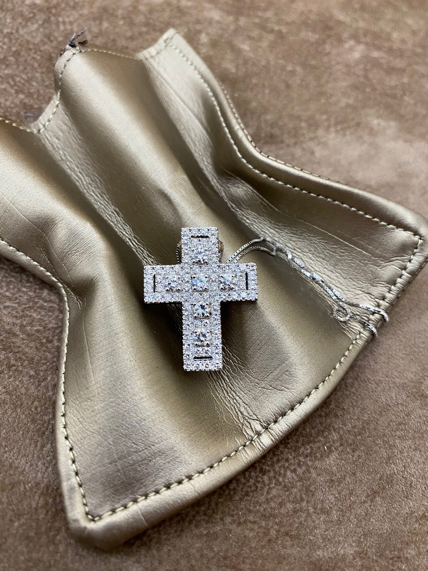 Croce con diamanti