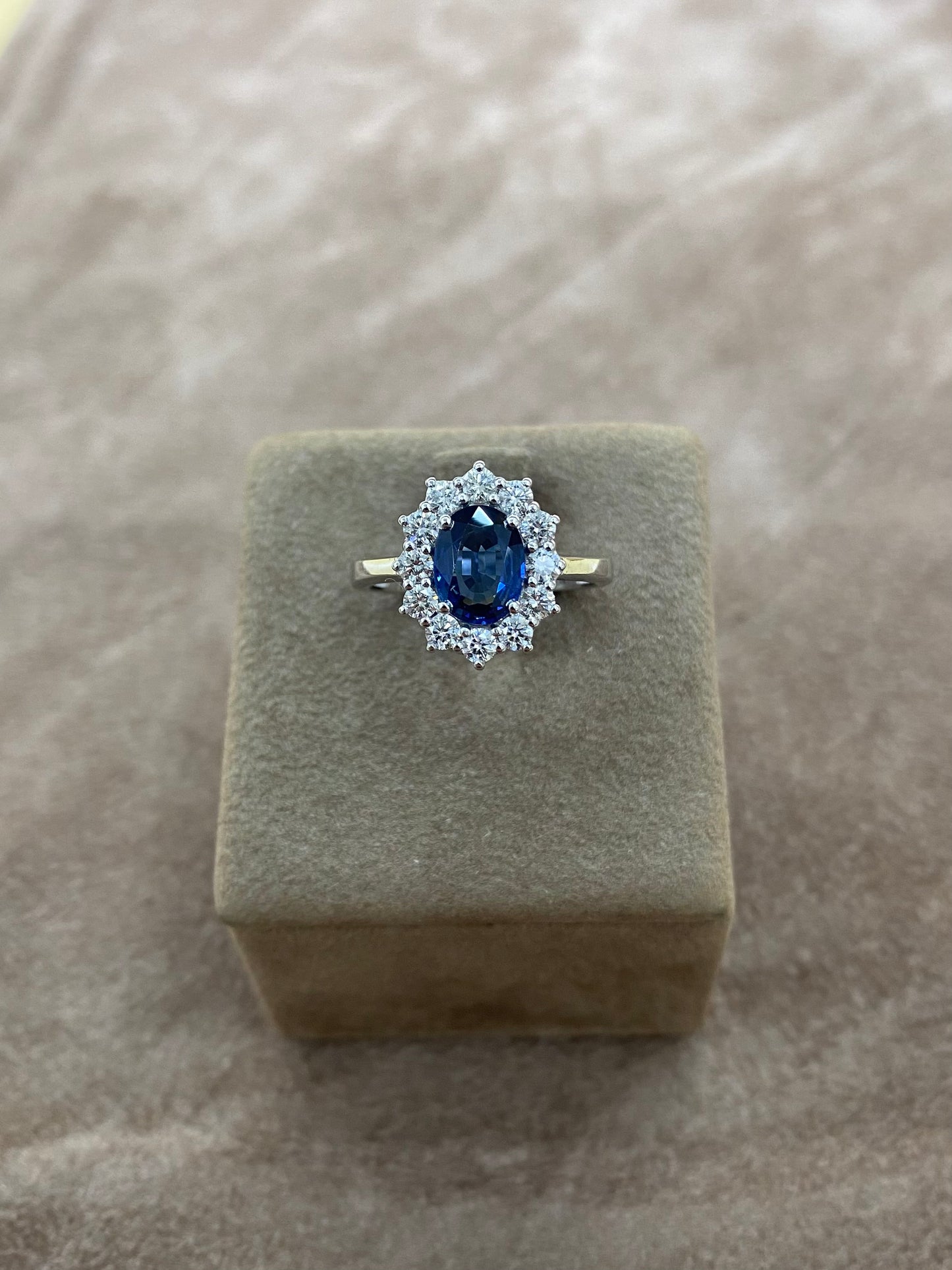 Anello con zaffiro ovale