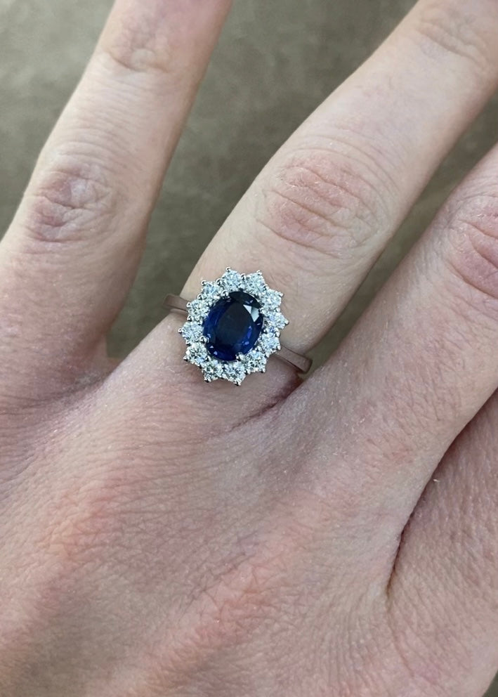 Anello con zaffiro ovale