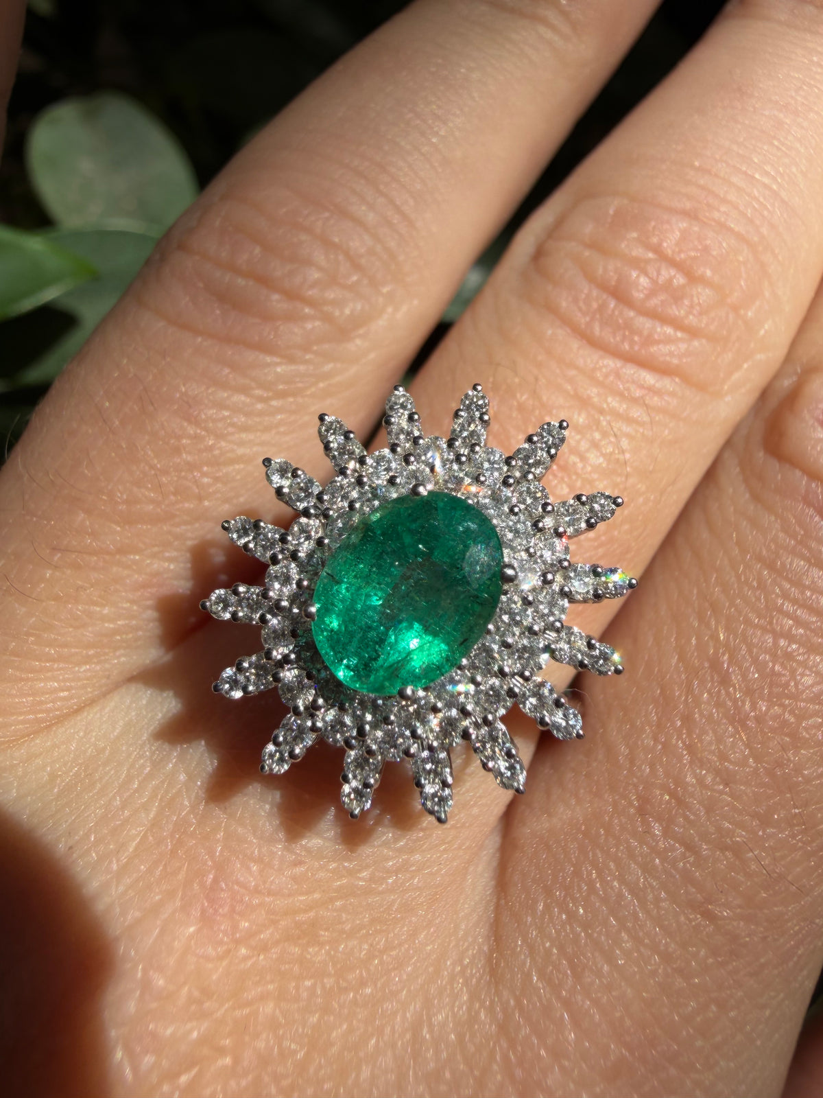 Anello raggiera con smeraldo